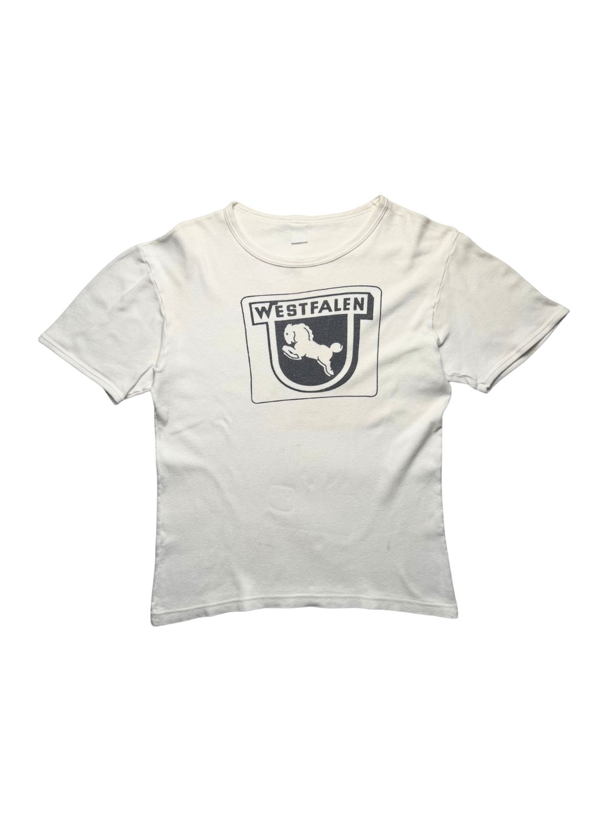 Originales weißes Vintage T-Shirt aus den 1980er Jahren mit Westfalen-Pferd-Grafik in der vorderen Gesamtansicht. Eques-Graphic-Shirt mit schwarzem Wappen-Logo und springendem Pferd.