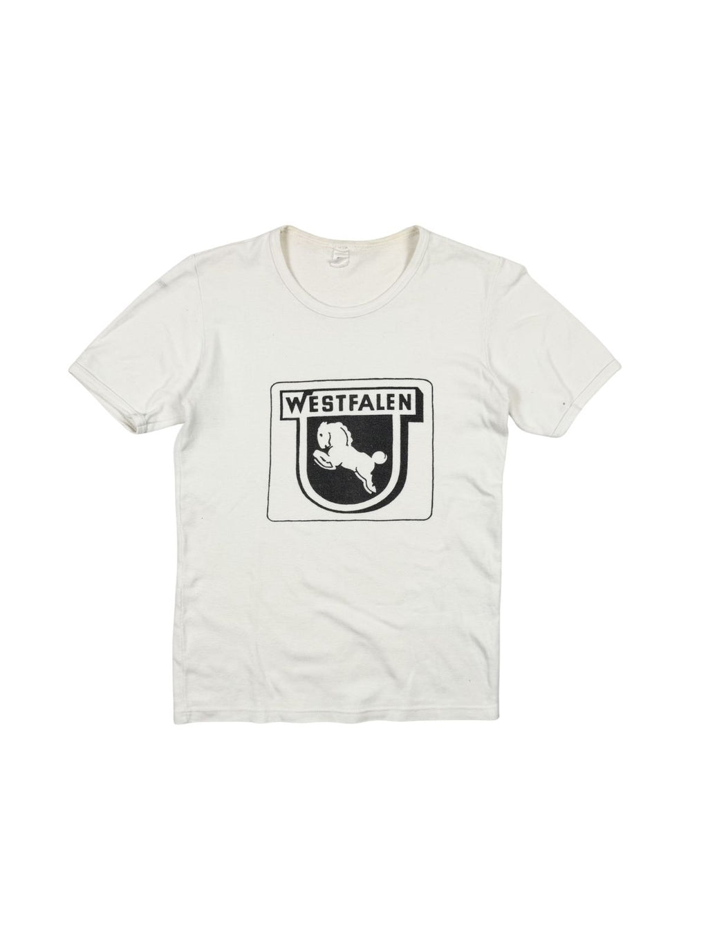 Weißes Vintage-T-Shirt aus den 1980er Jahren mit schwarzem Grafikprint des Westfalen-Pferdewappens und dem Schriftzug „Westfalen“.