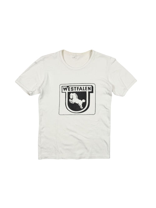 Weißes Vintage-T-Shirt aus den 1980er Jahren mit schwarzem Grafikprint des Westfalen-Pferdewappens und dem Schriftzug „Westfalen“.