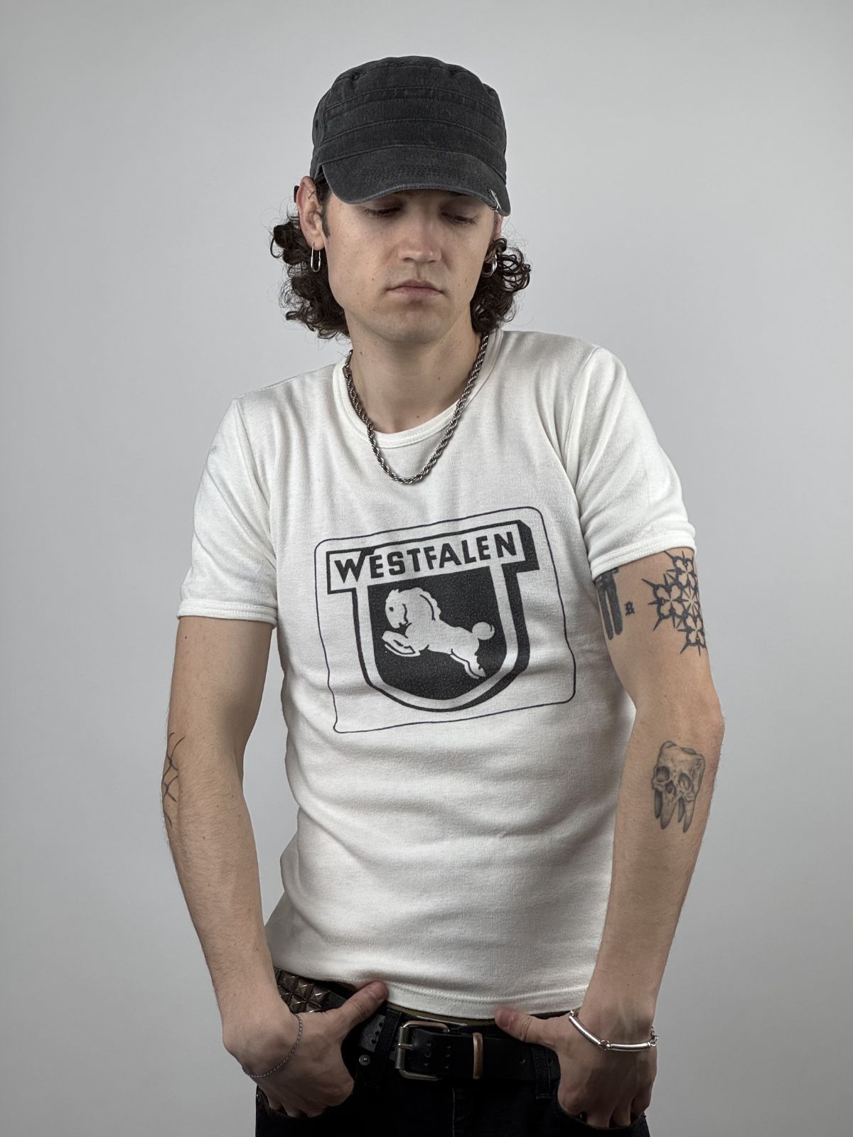 Person trägt das weiße Westfalen-Pferdesport-Shirt; zeigt die schmale 80er-Jahre-Passform und den markanten Wappen-Print auf der Brust.
