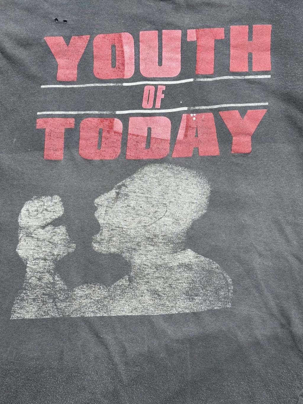Detailansicht des vorderen Siebdrucks mit dem rot-weißen „YOUTH OF TODAY“-Schriftzug und der charakteristischen, weiß verwaschenen Shoute-Grafik.