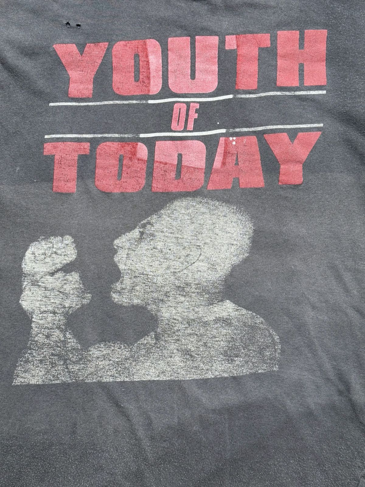 Detailansicht des vorderen Siebdrucks mit dem rot-weißen „YOUTH OF TODAY“-Schriftzug und der charakteristischen, weiß verwaschenen Shoute-Grafik.