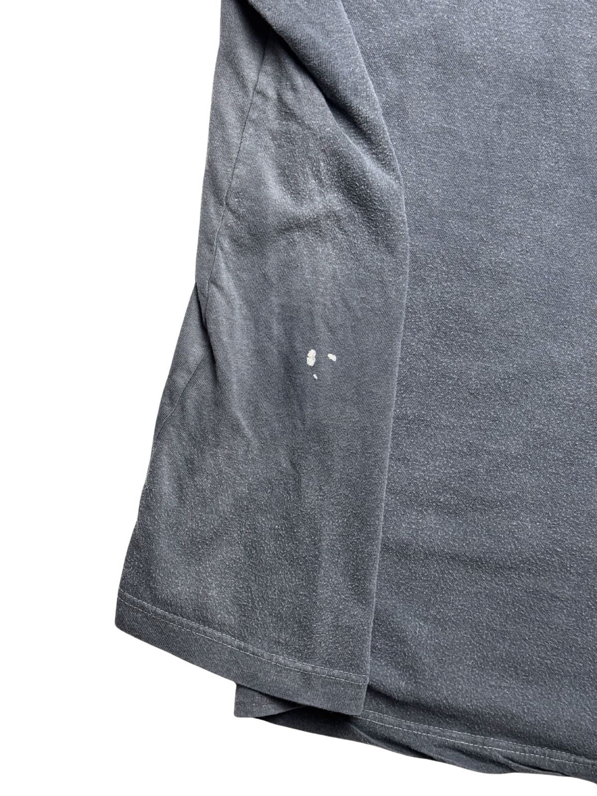Detailansicht des Ärmels mit kleinen, authentischen weißen Farbspritzern (Paint Stains) im verwaschenen Stoff.