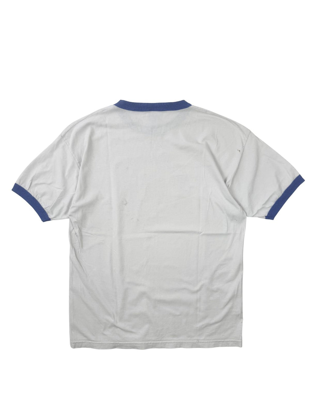 Rückansicht des weißen The Who Band-Shirts; schlichtes Design mit blauem Kontrastkragen und sichtbaren Vintage-Gebrauchsspuren am Stoff.