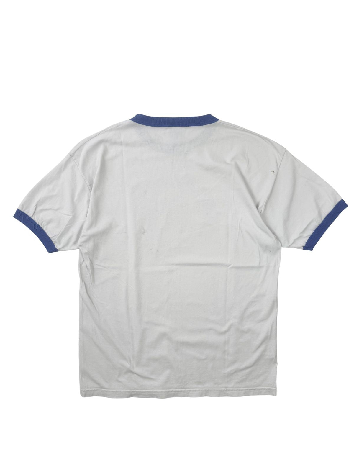 Rückansicht des weißen The Who Band-Shirts; schlichtes Design mit blauem Kontrastkragen und sichtbaren Vintage-Gebrauchsspuren am Stoff.