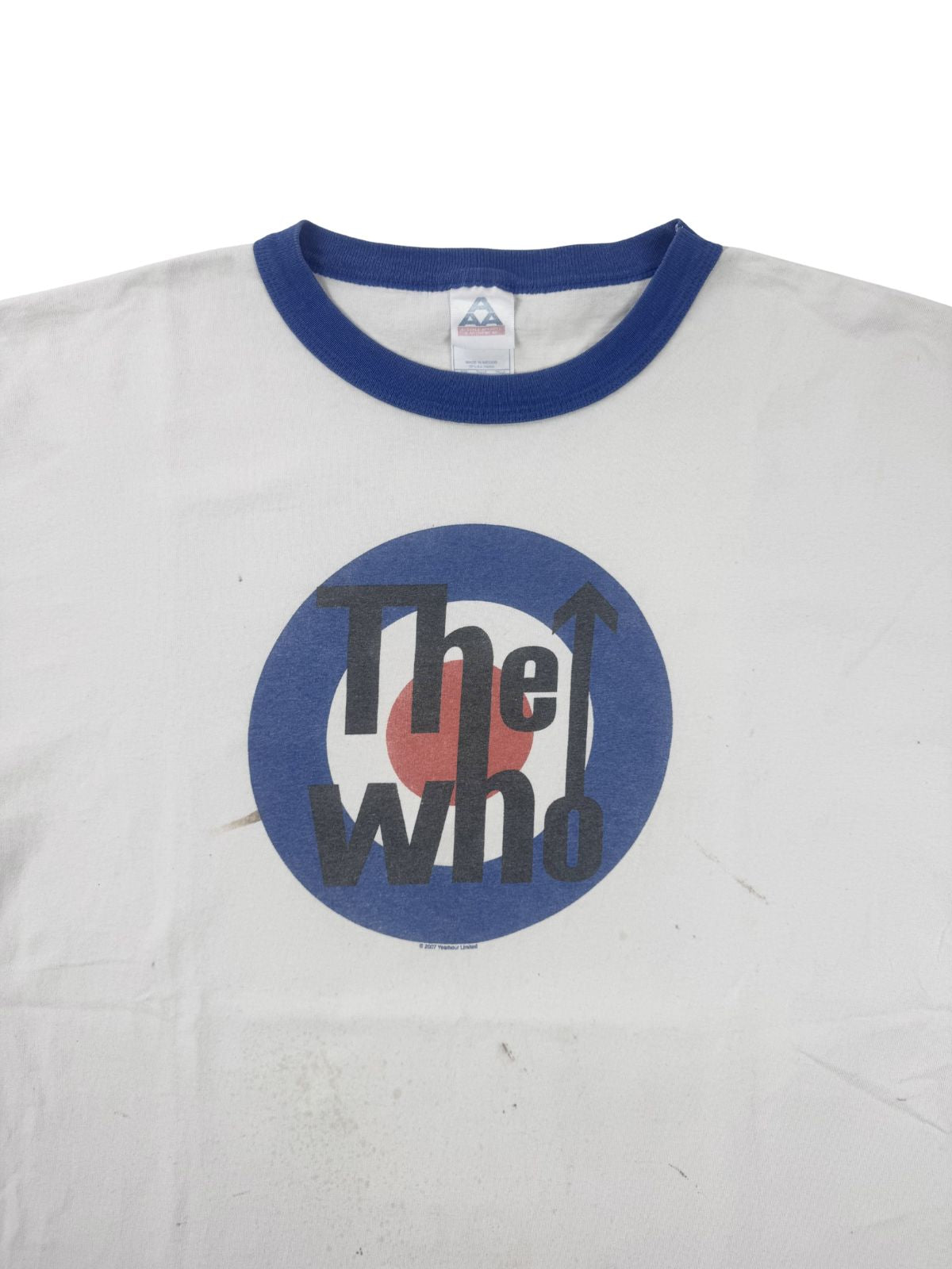 Nahaufnahme des blauen Rundhalsausschnitts und des Target-Logos; zeigt die Textur des Prints und das eingenähte Alstyle-Nackenetikett.