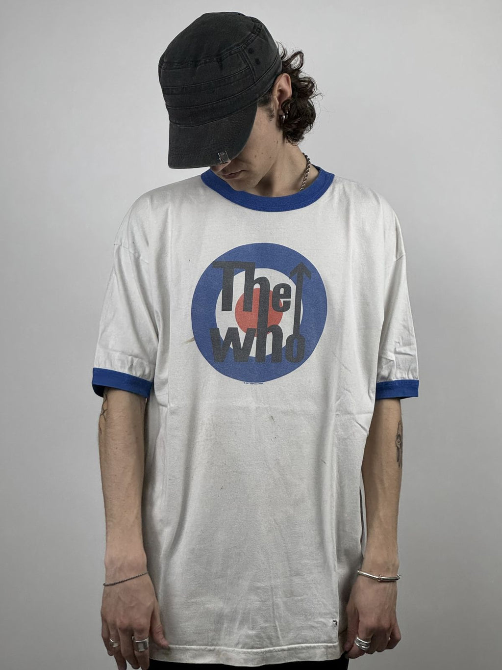 Ein Model trägt das The Who Ringer Shirt im Y2K-Stil; zeigt die lockere Passform und das markante blau-weiß-rote Logo-Design