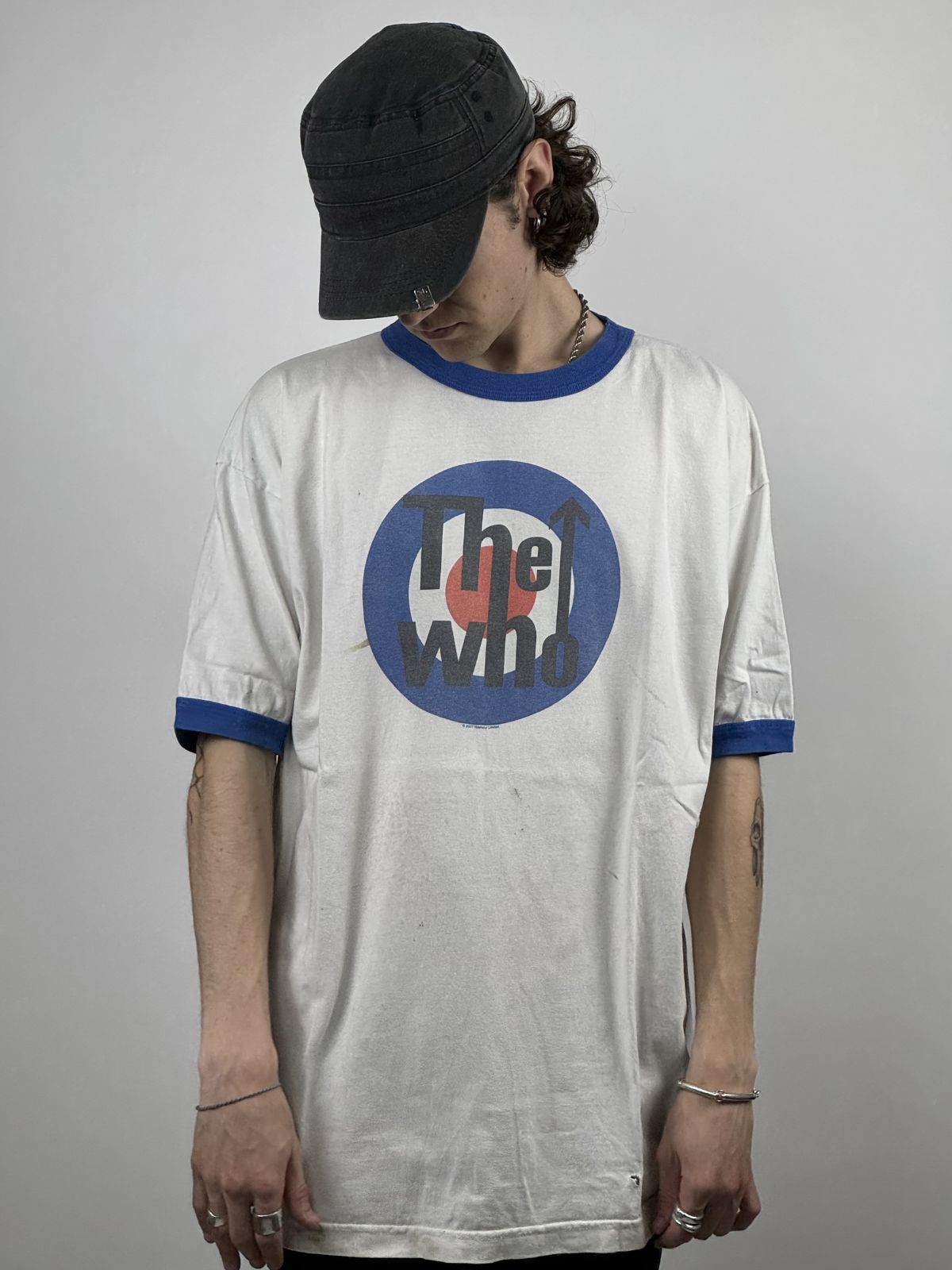 Ein Model trägt das The Who Ringer Shirt im Y2K-Stil; zeigt die lockere Passform und das markante blau-weiß-rote Logo-Design
