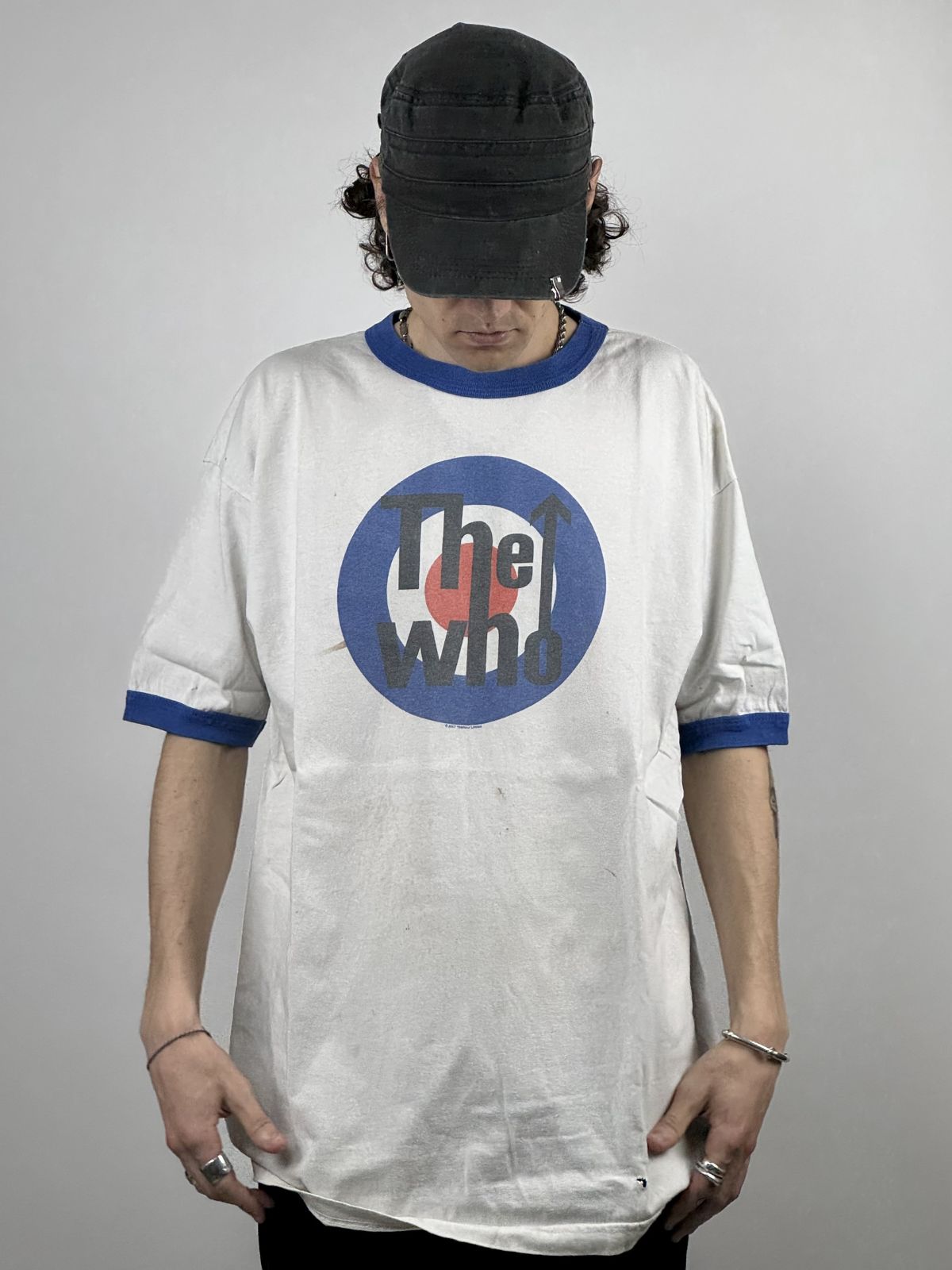 Ein Model präsentiert das The Who Ringer-Shirt von 2007 in der Frontalansicht; Fokus auf der Passform und der Platzierung des Mod-Target-Grafikprints.
